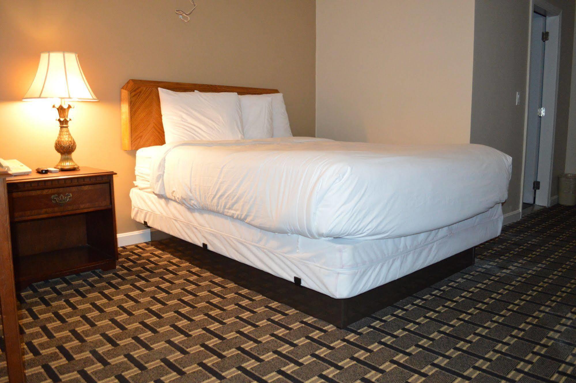 Nashoba Valley Inn & Suites Ayer Buitenkant foto