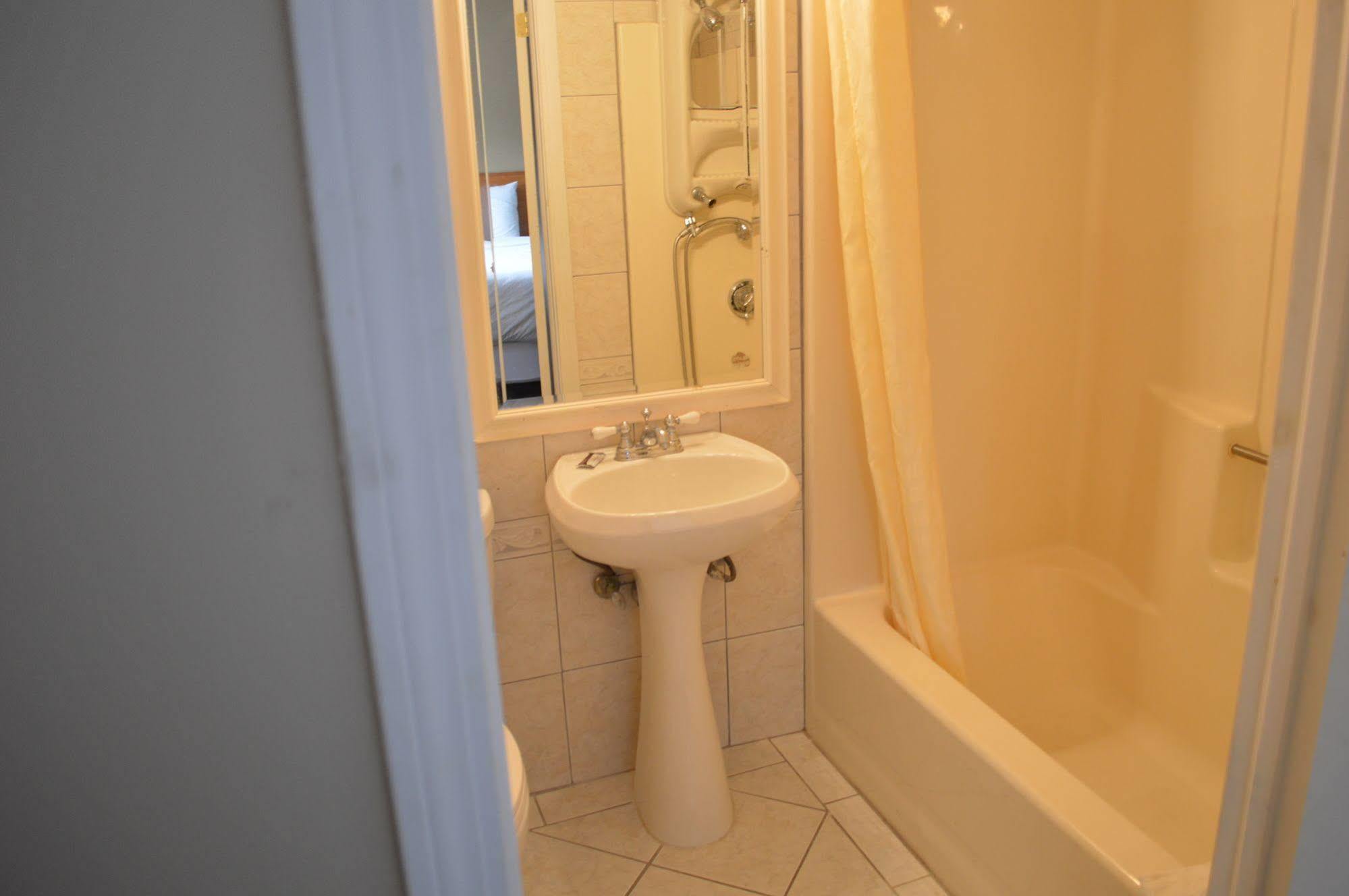 Nashoba Valley Inn & Suites Ayer Buitenkant foto