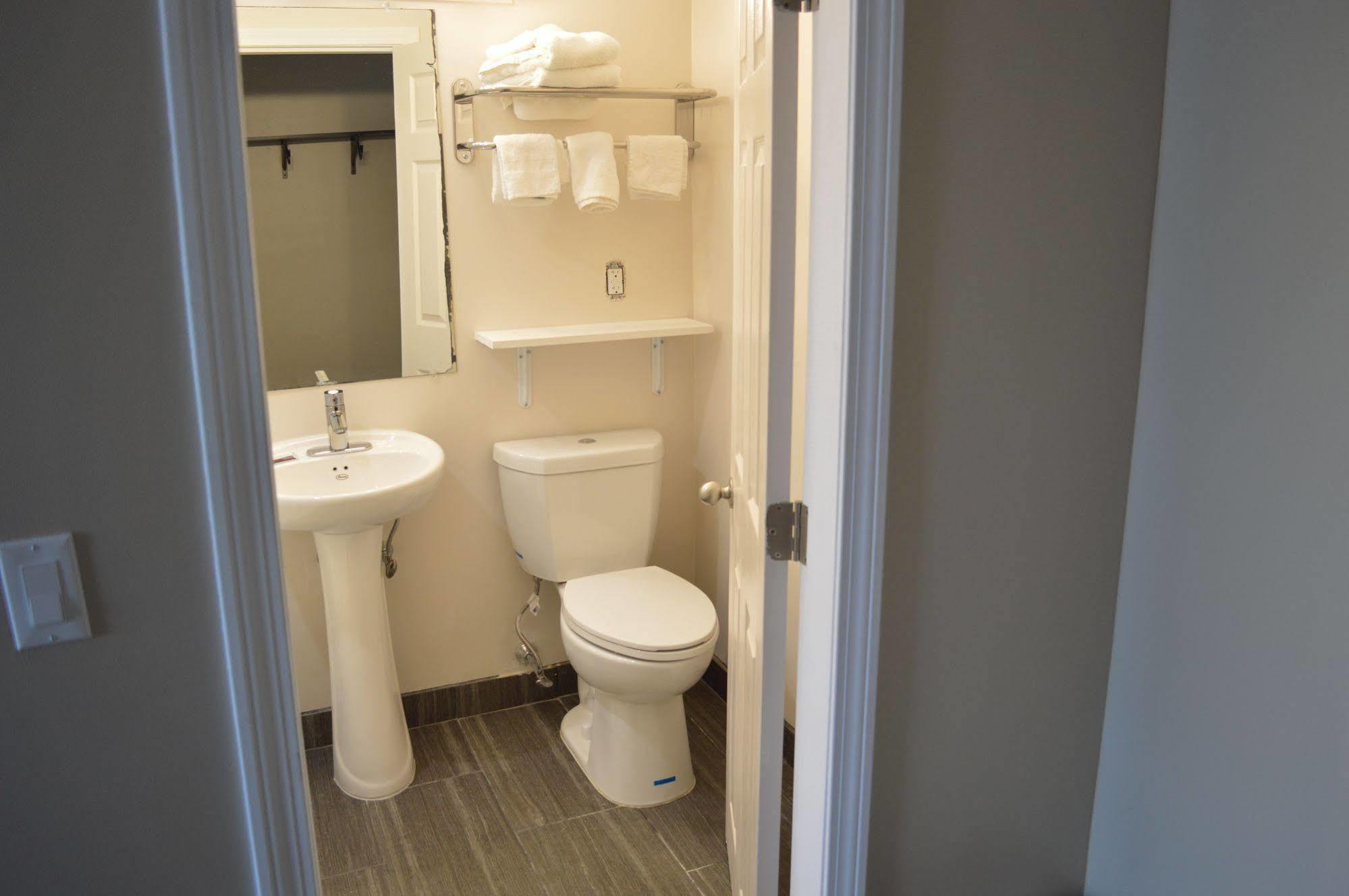 Nashoba Valley Inn & Suites Ayer Buitenkant foto